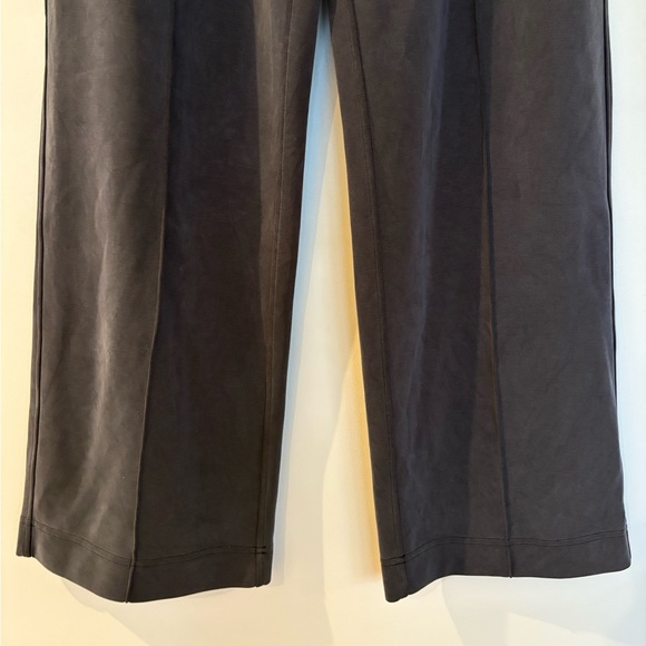 Lululemon Softstreme Pintuck Mid-Rise Pant
Regular size XL - Picture 5 of 9